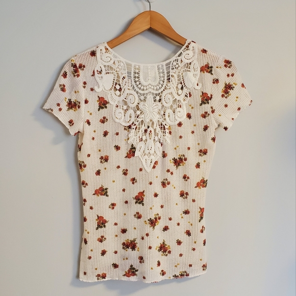 ULTRA FLIRT JUNIORS' FLORAL LACE-BACK T-SHIRT - Picture 3 of 8